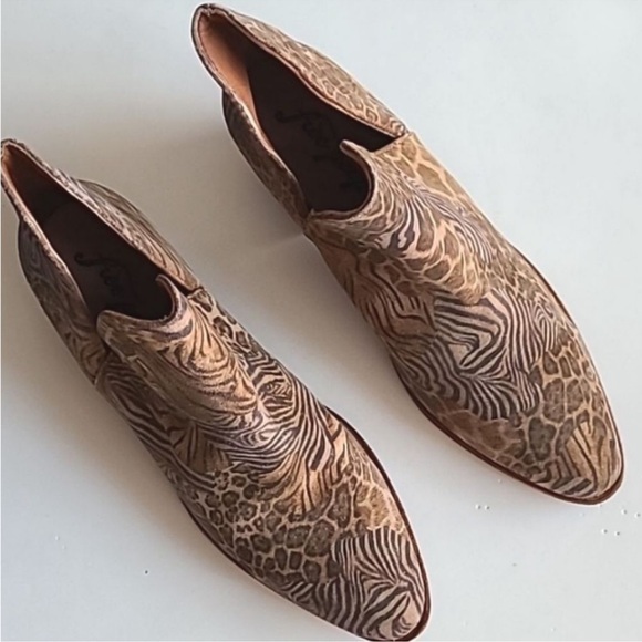 Free People Animal Charm Double V Ankle
Boots Size 7 - Picture 7 of 14